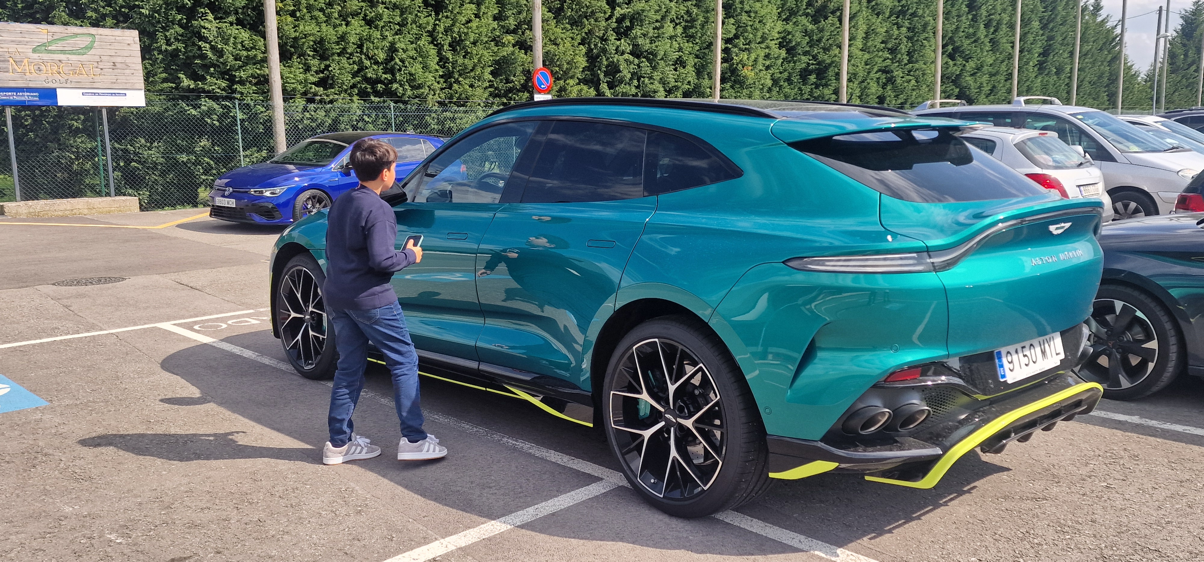 Aston Martin DBX707